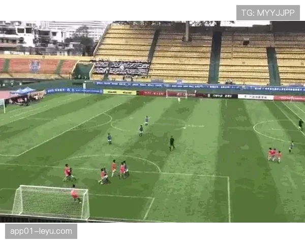 “巴克利新晋‘圆脸专家’，球场趣事引发热议”