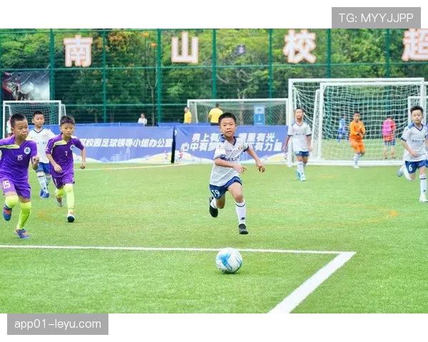 年轻天才闪耀绿茵场，足球新星持续高光表现引热议