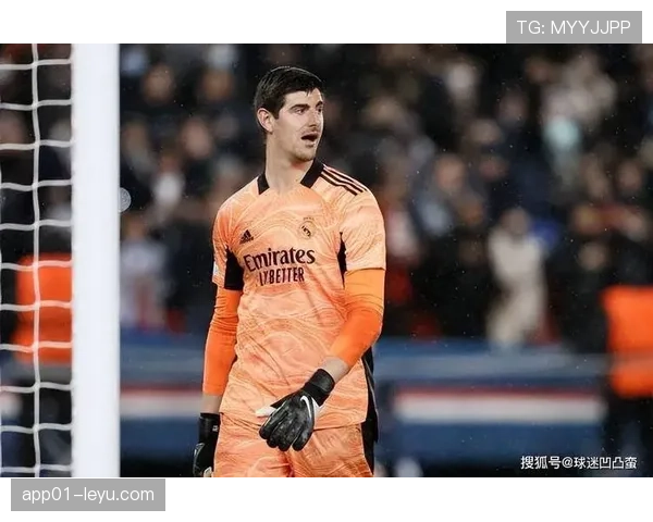 库尔图瓦荣膺英超赛季最佳守门员，稳健表现引关注