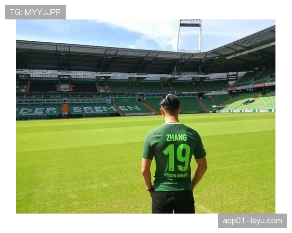 张玉宁球场像冰山，机场像时装周——那块表把我气成路人债务人